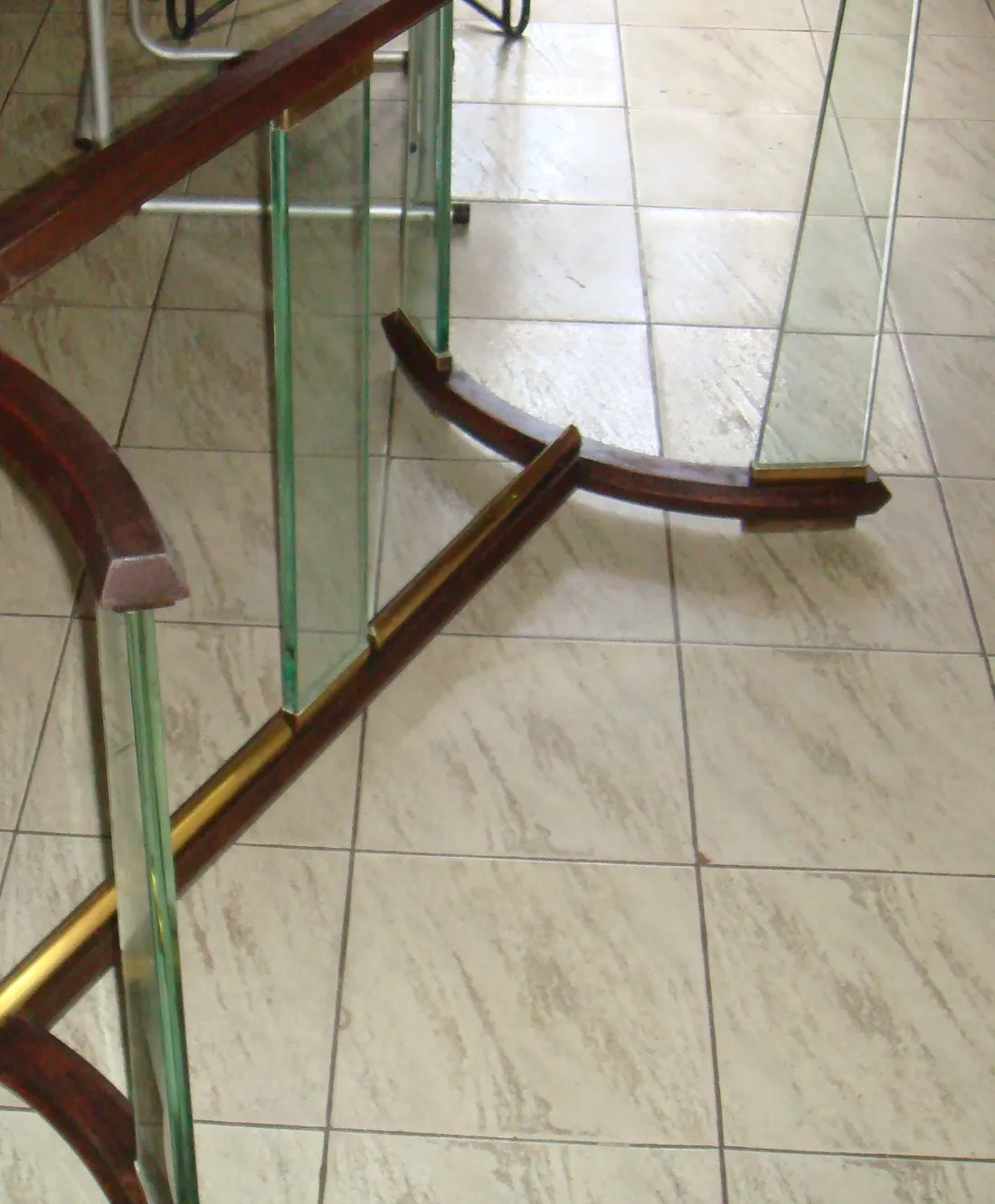 antiker Esstisch, Glasbasis, fontana arte Design, gemütliches Ambiente.