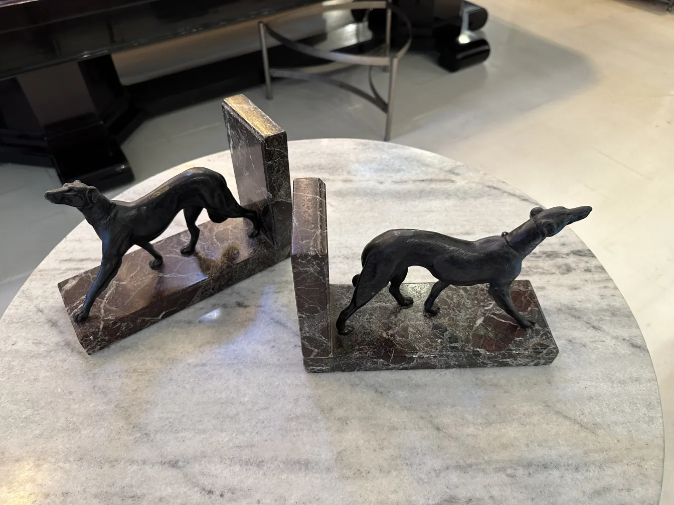 suportes para livros decorativos em forma de galgo em mármore