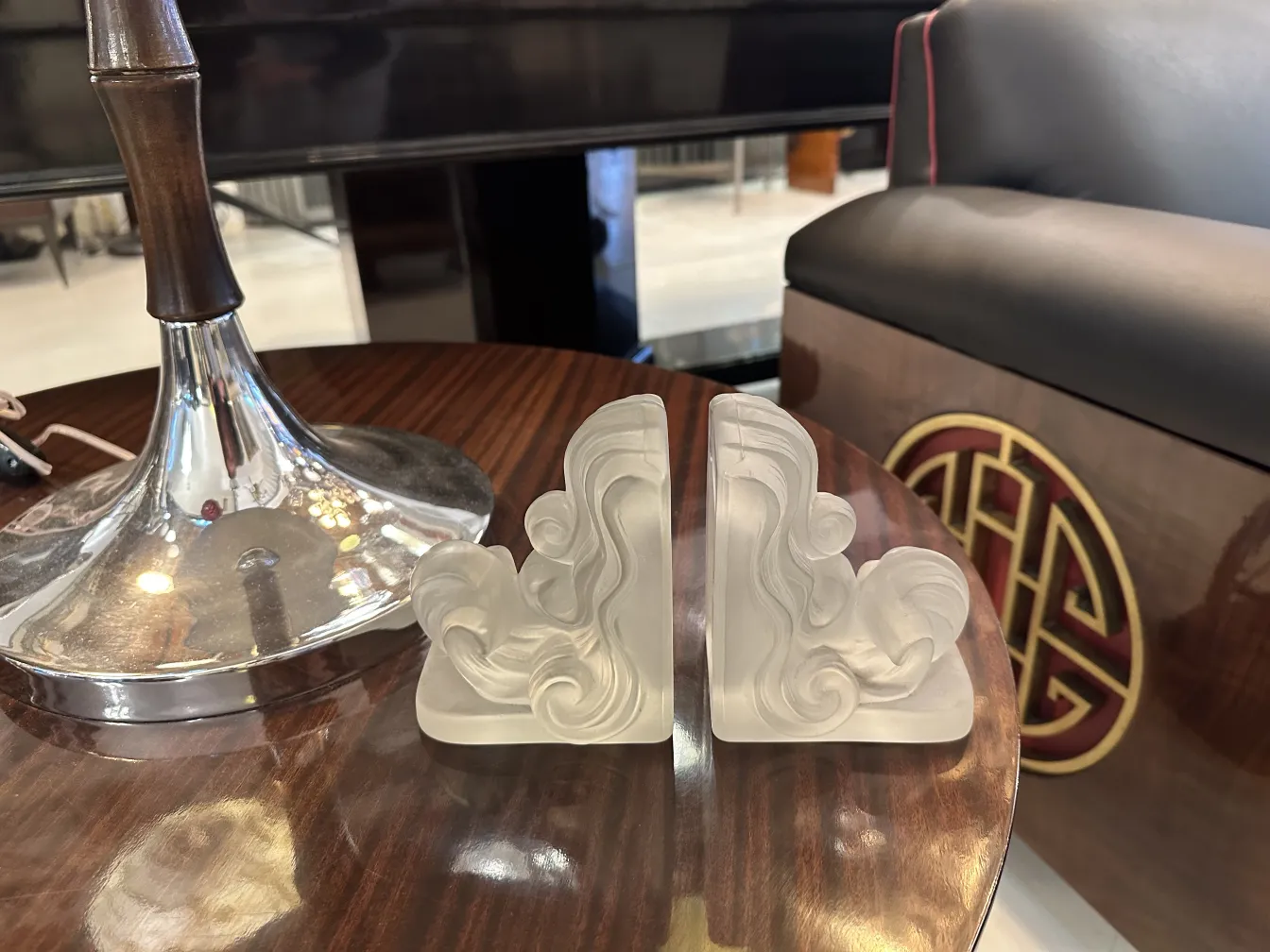 Deux serre-livres anciens et décoratifs avec un design élégant dans un cadre sophistiqué.