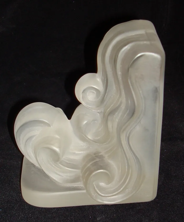 Serre-livres anciens avec des formes sculpturales. Parfaits pour décorer des étagères.