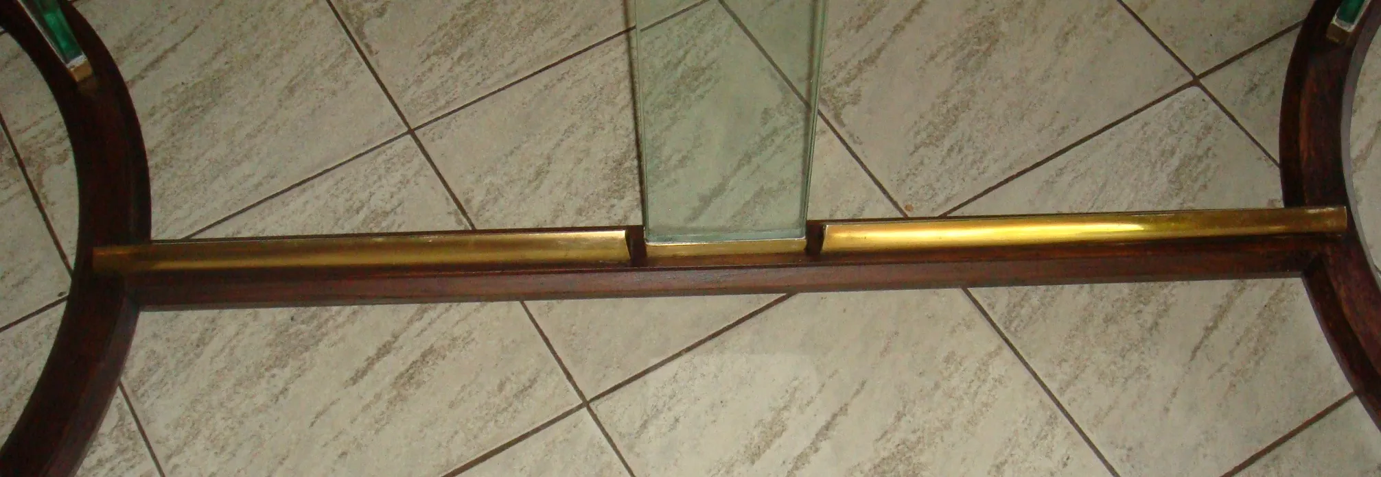 mesa antigua Fontana Arte de 8 personas, con un diseño elegante en un ambiente acogedor.