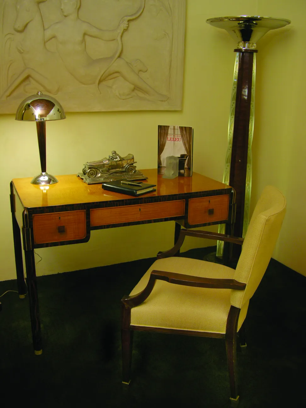 Serre-livres de style Art Nouveau sur un bureau avec une lampe moderne.