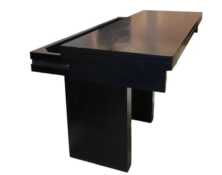 consola antiga elegante, preta e minimalista, em uma sala