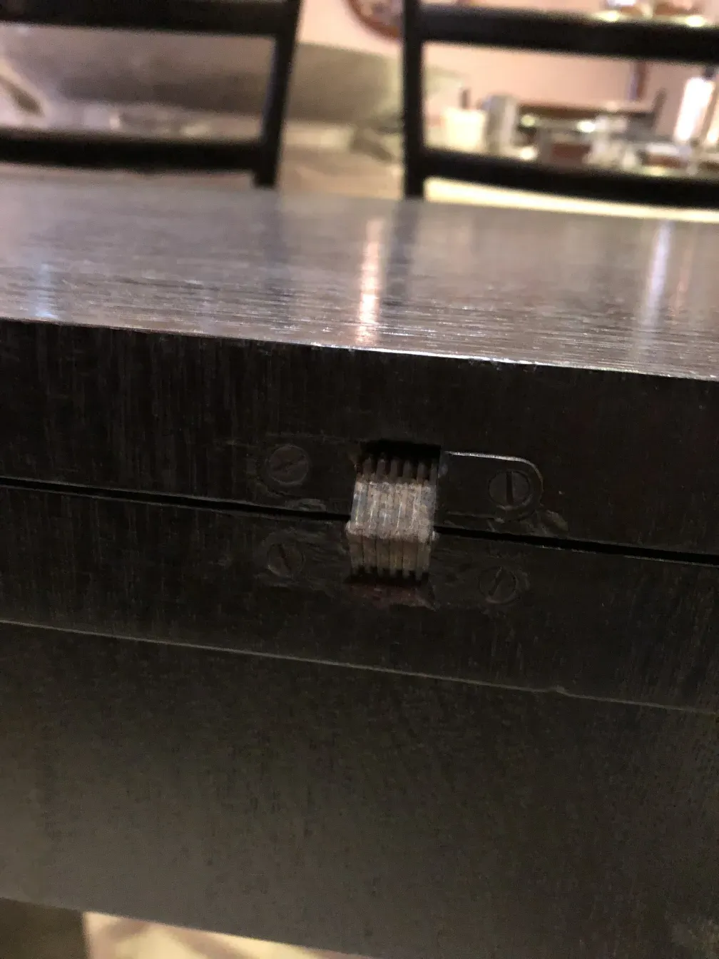 detail eines antiken dresuars mit Scharnier, neutrales Umfeld