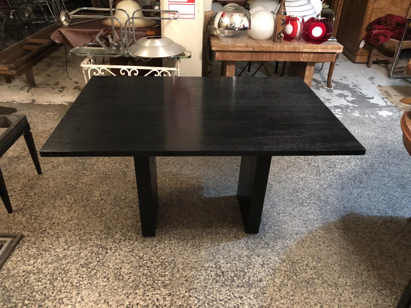 Mueble consola antiguo negro con patas rectas en habitación