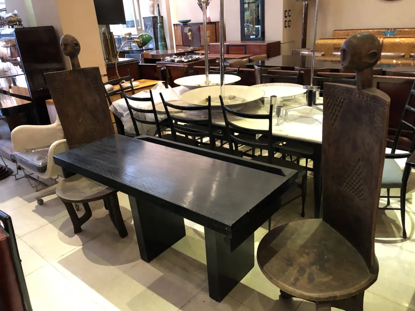 vista della console antica con design elegante e ambiente