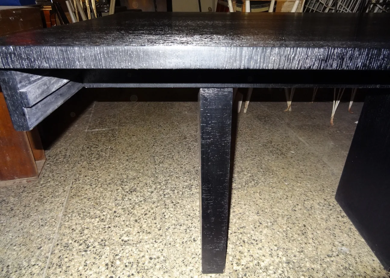 Consola antiga simples em um ambiente neutro