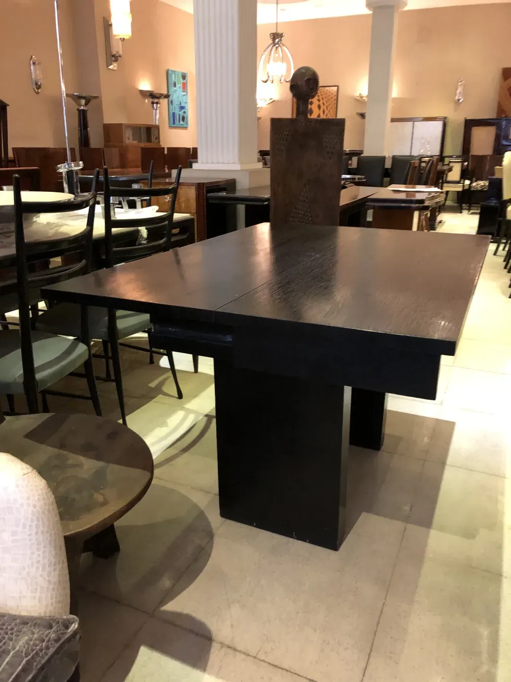 Vista de antiga consola em um ambiente elegante com detalhes decorativos