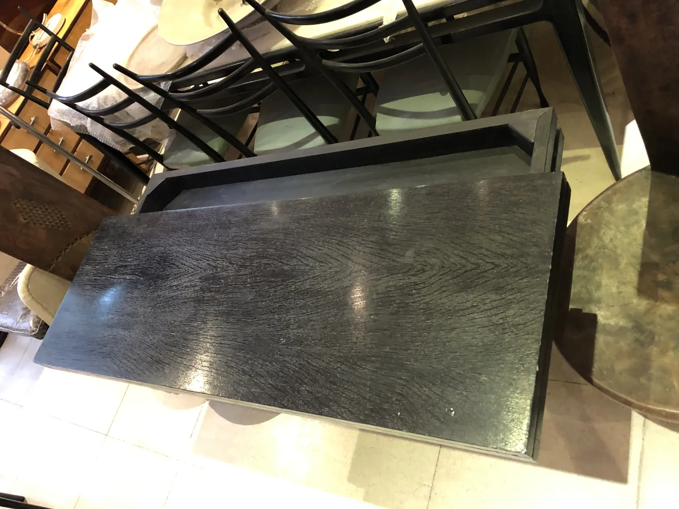 Mesa de console antiga com design intricado e fundo neutro.