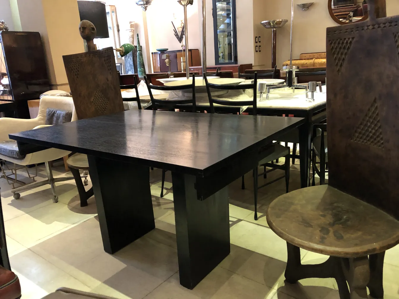 Consola antiga em um ambiente com móveis variados