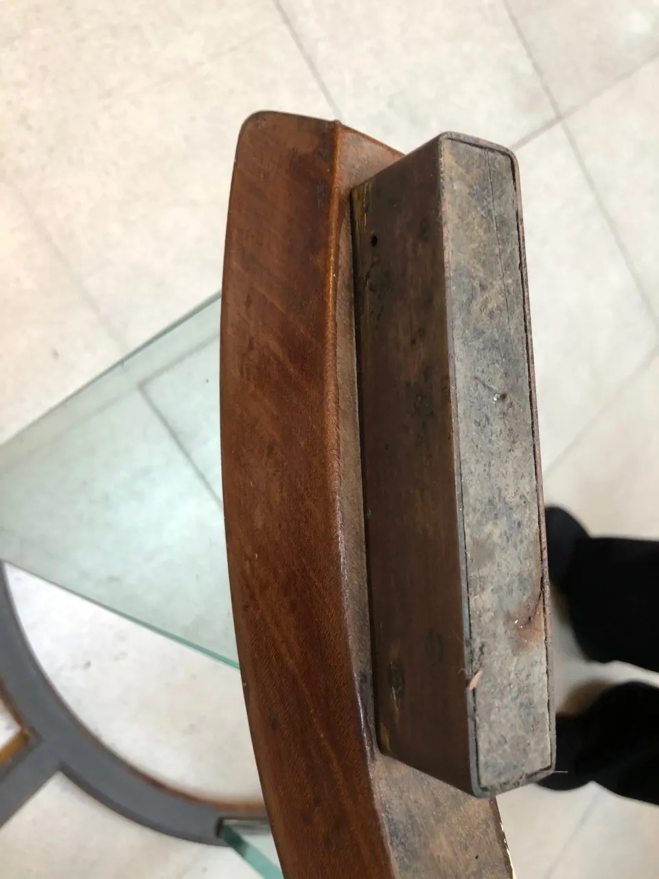 Dettaglio di un tavolo antico Fontana Arte per 8 persone, con una base di design sottile in un ambiente classico.