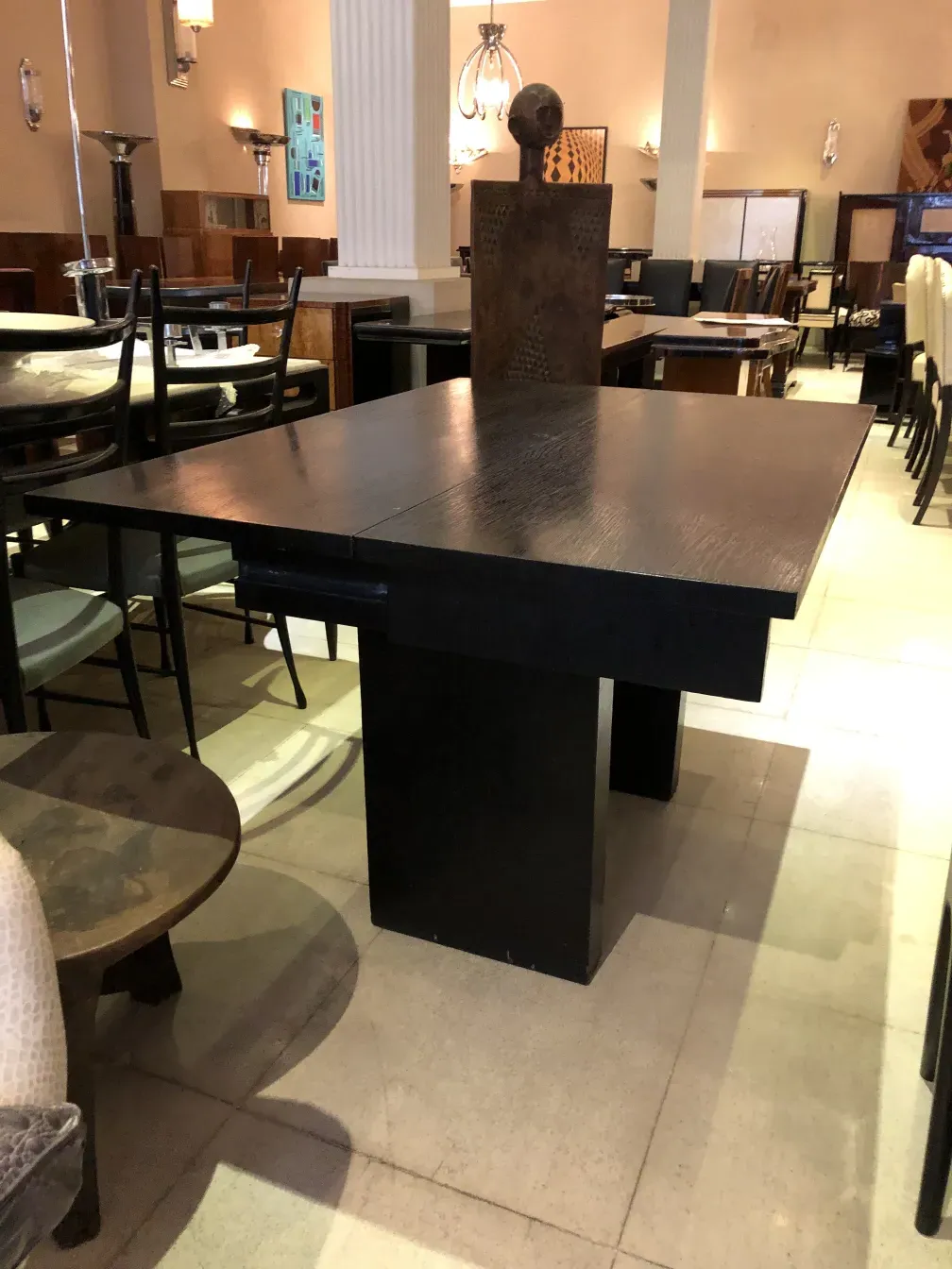 古董芬利控制台桌，展示优雅的形状和深色调，顶部装饰着艺术品。