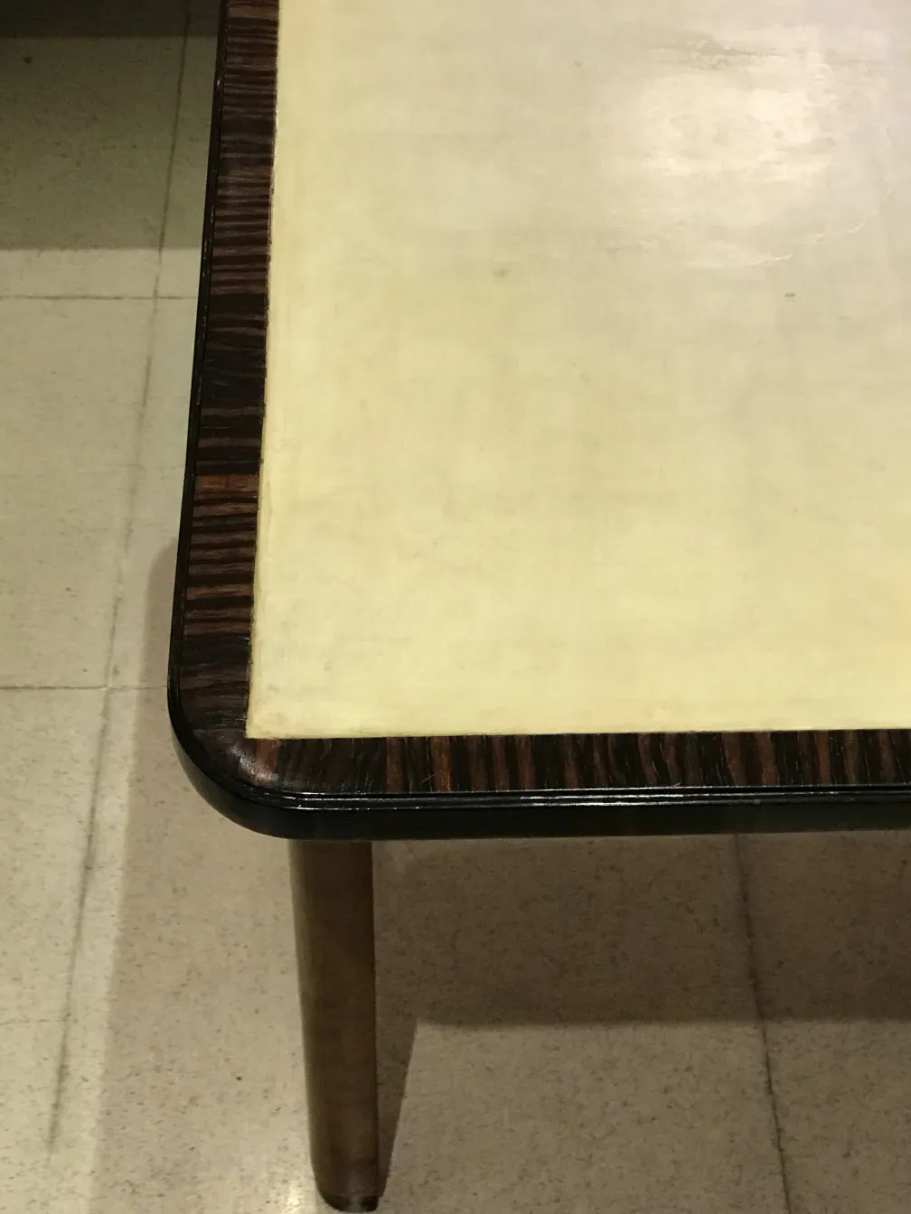 흰색 상단과 검은색 테두리를 가진 고전적인 콘솔이 단순한 환경에 있습니다.