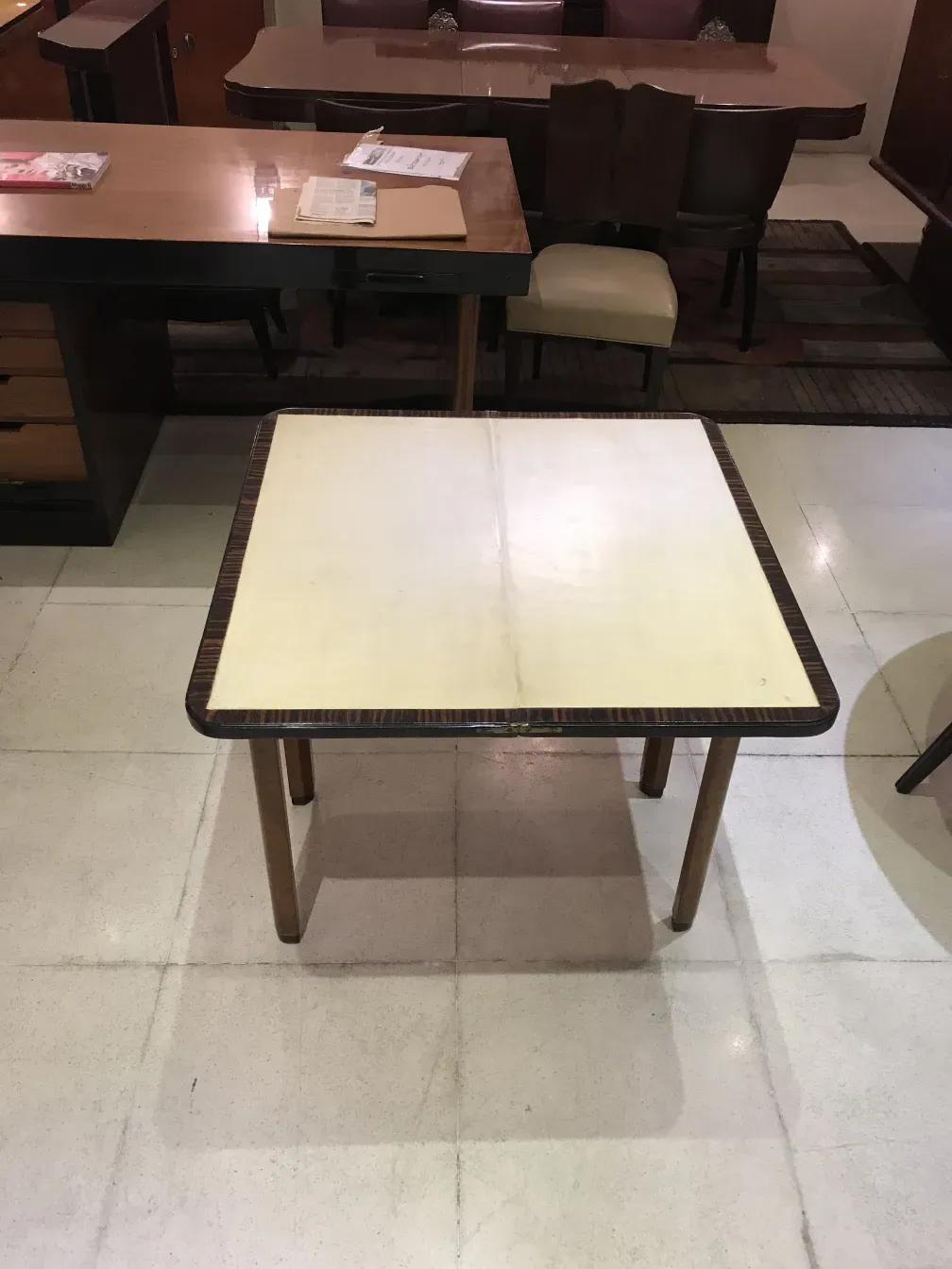 고대 콘솔 테이블 장식 가장자리가 있는 우아한 설정