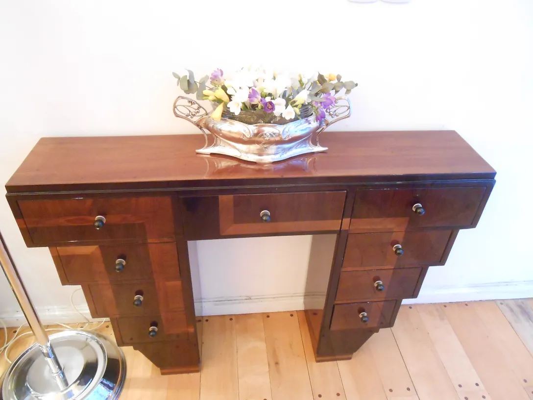 Dresuar antico con cassetti multipli e decorazione floreale.