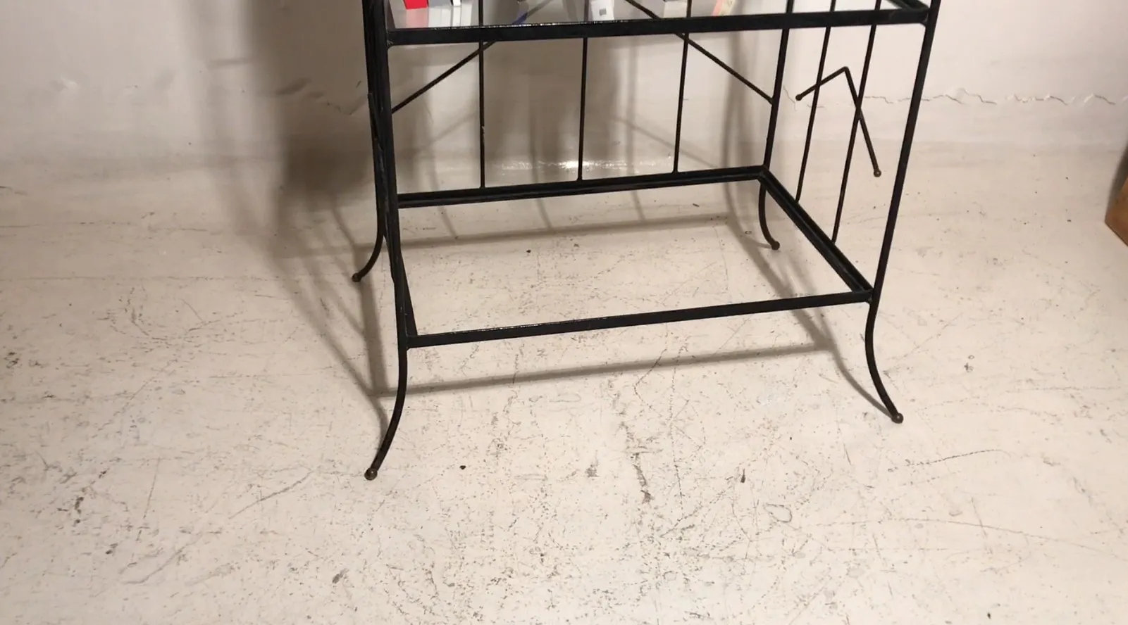 Estante de livros antigo em preto, com um design elegante.