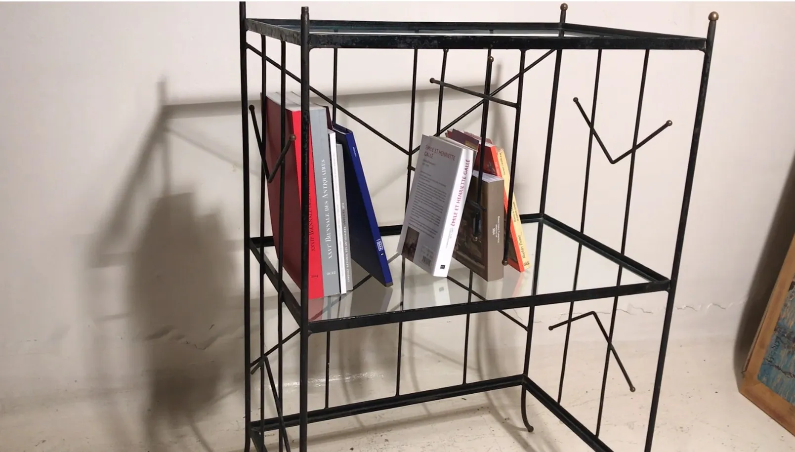 Antikes Bücherregal mit Büchern in verschiedenen Farben und Stilen, gemütliche Atmosphäre.