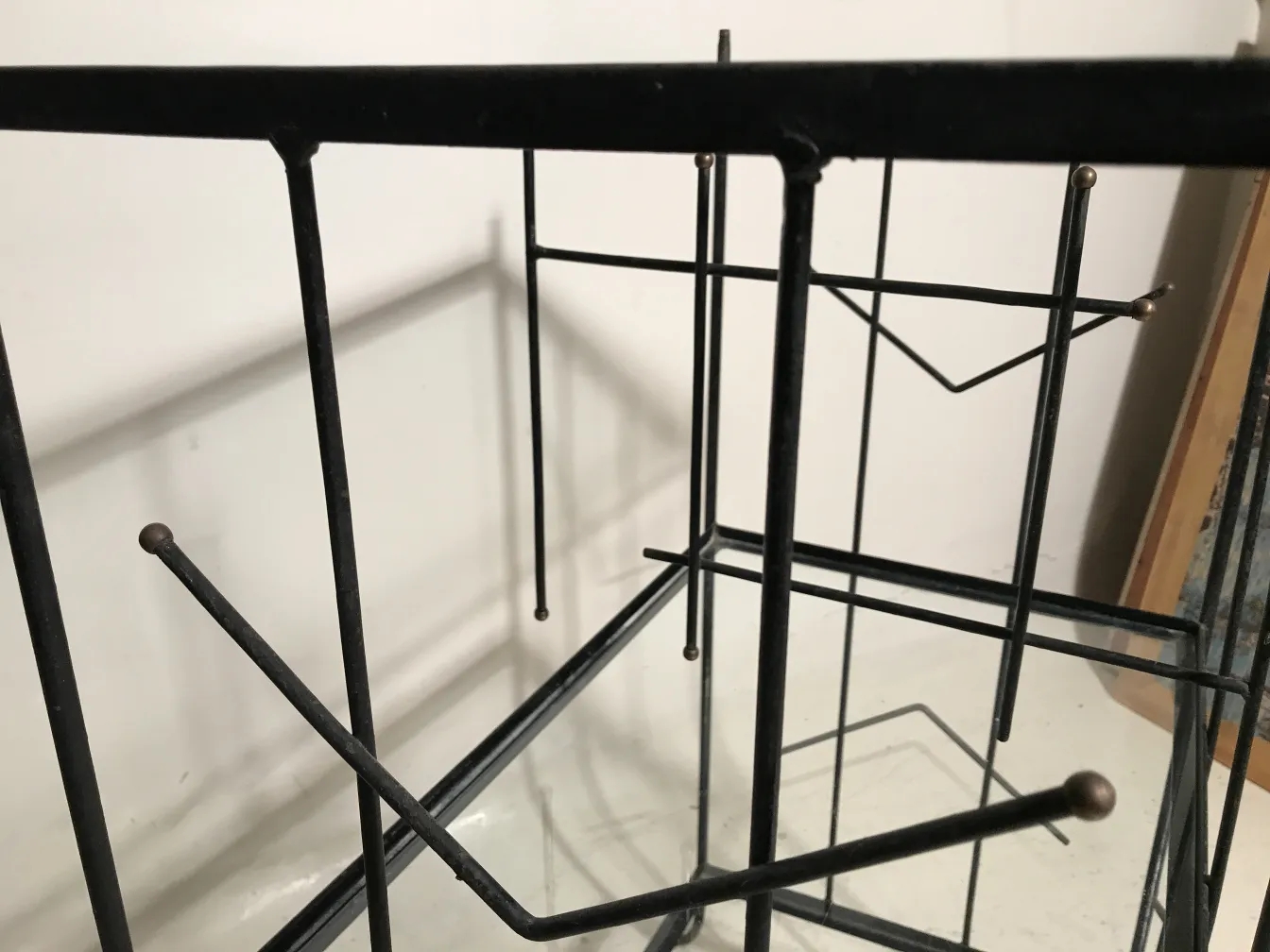 Détails d'une bibliothèque ancienne avec des étagères ouvertes, design élégant.