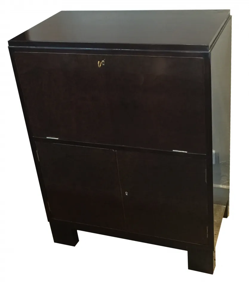 Antiker Cocktailschrank aus dunklem Holz mit Türen.