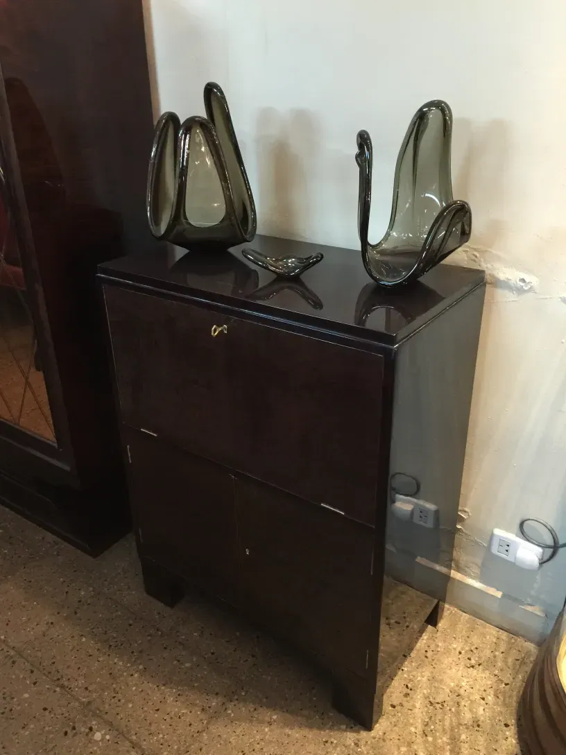 Mueble bar antiguo con decoración elegante y jarrones de vidrio