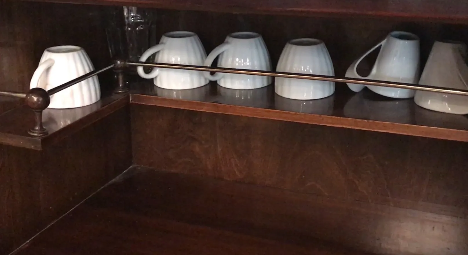 Antiker Cocktailschrank mit Regalen und Gläsern