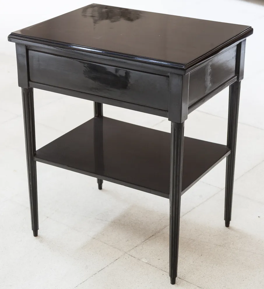 mesa de luz antigua negra con un cajón y estante inferior