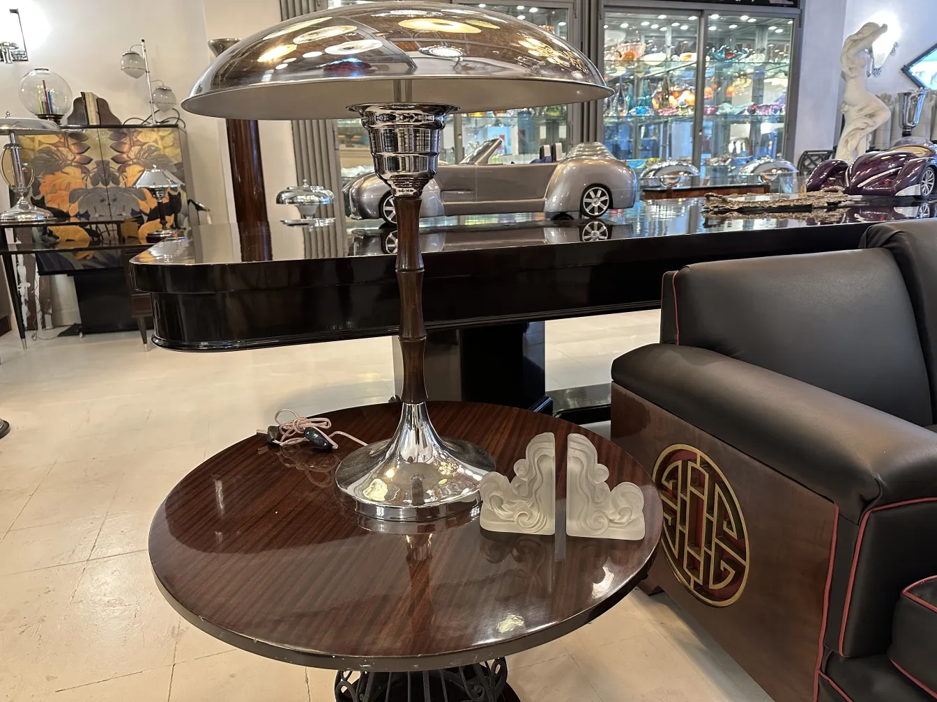 Serre-livres anciens décoratifs avec une forme élégante sur une table moderne. Ambiance chaleureuse.