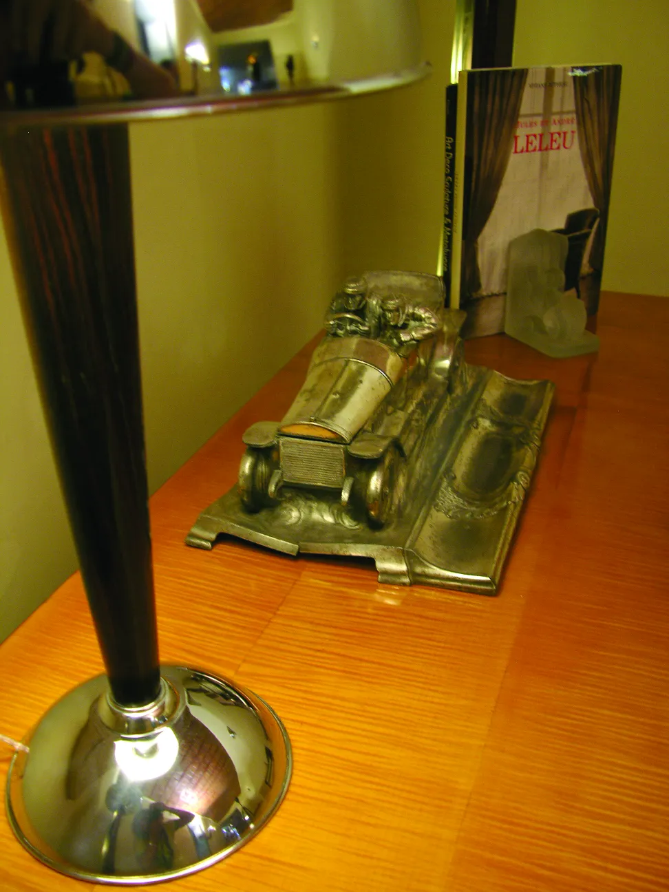 Antike Buchstütze in Form eines Autos im Art Nouveau-Stil.