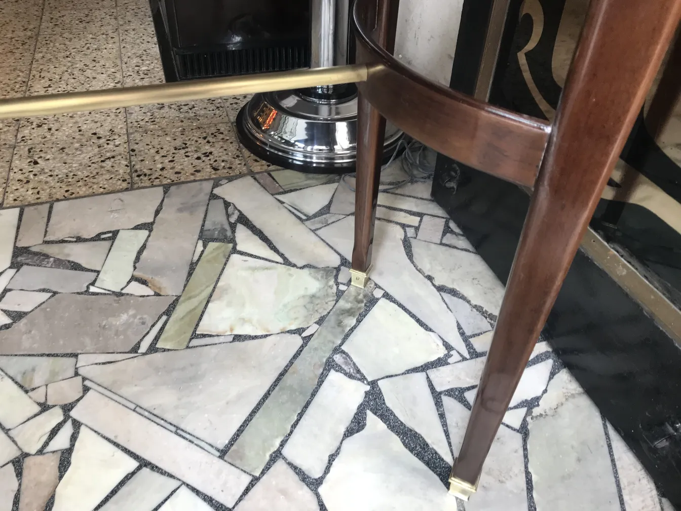 Consola antigua con patas de diseño elegante en el ambiente