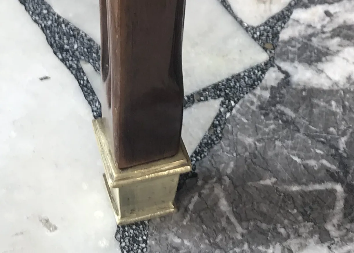 古董控制台带有装饰基础和优雅的环境。