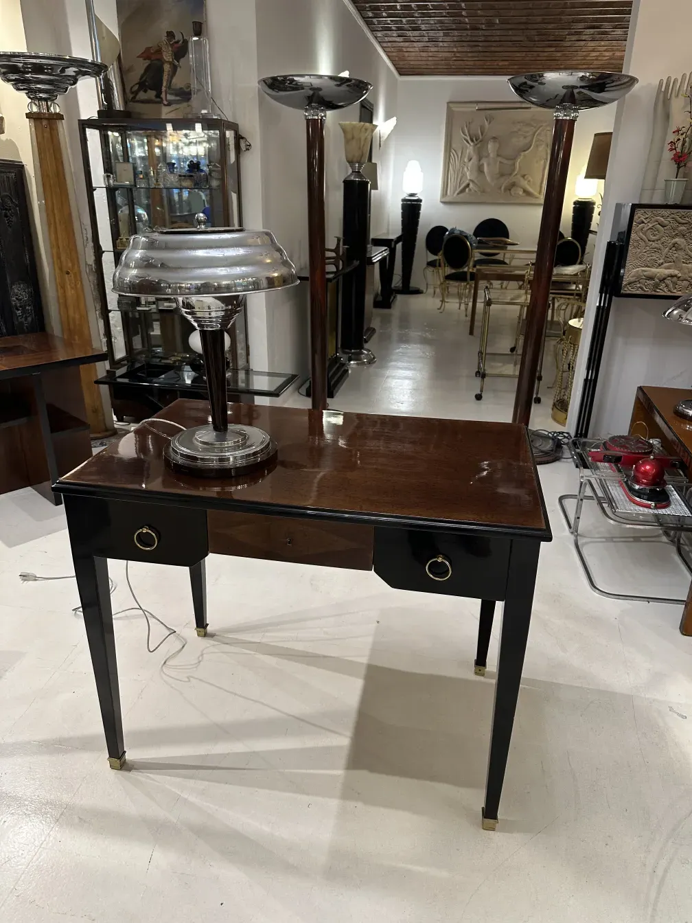 Bureau ancien en bois avec lampe vintage dans un cadre élégant.