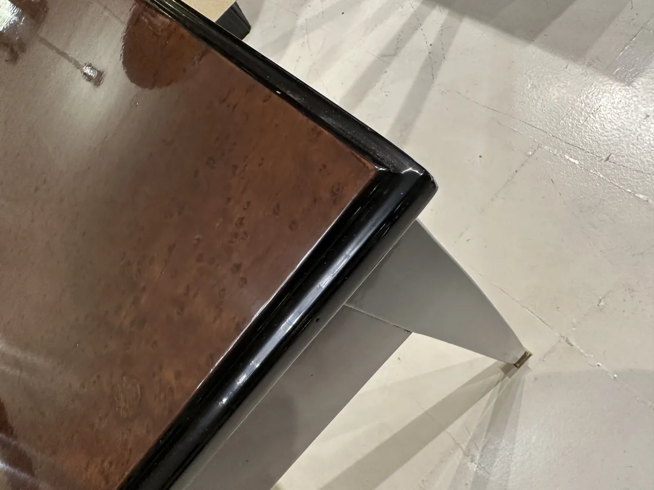 古董书桌的视图，表面光滑，腿部可见