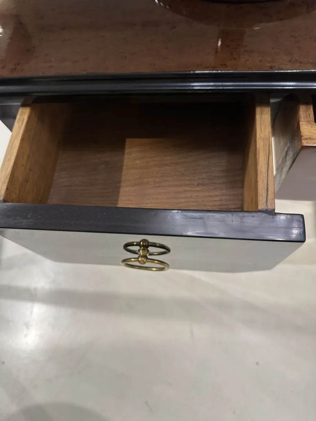 escritorio antiguo con un drawer, interior visible