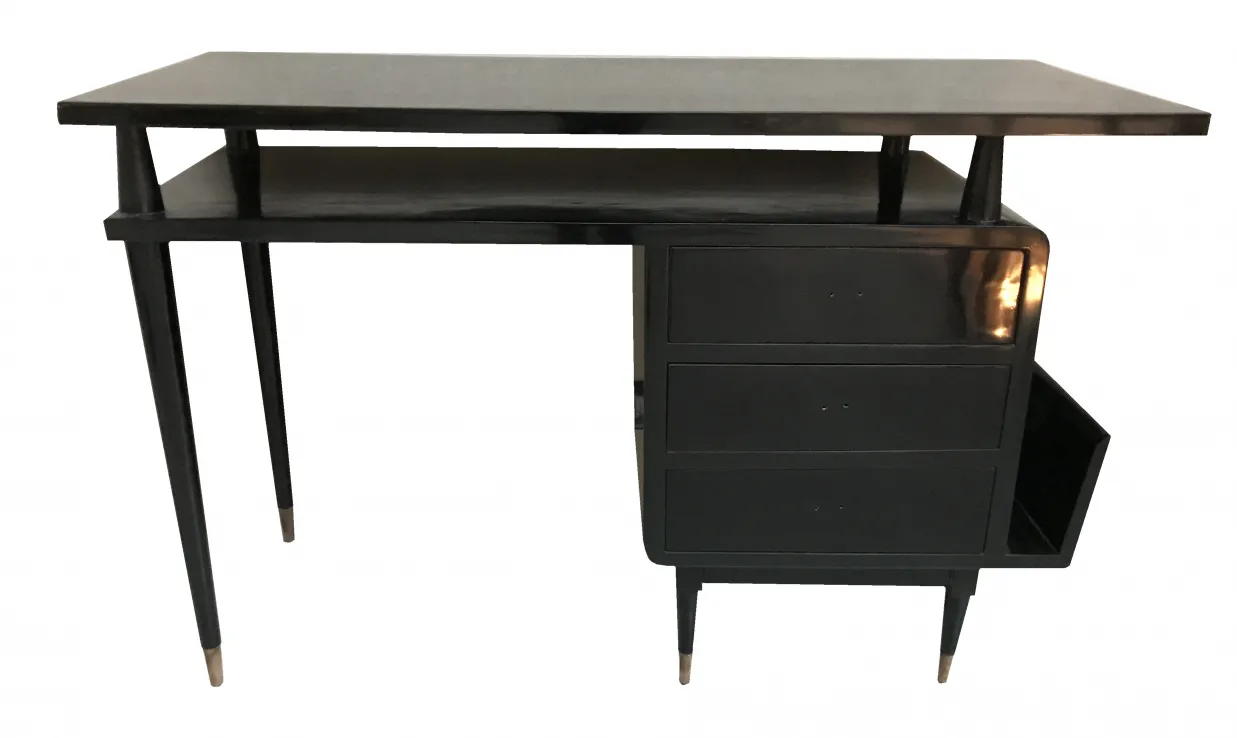 escritorio antiguo con diseño compacto y estable, ideal para oficinas