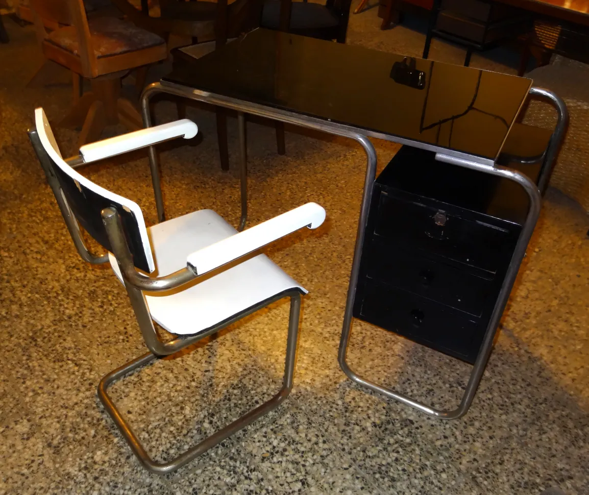 Bureau ancien de Marcel Breuer avec chaise blanche, design simple et moderne