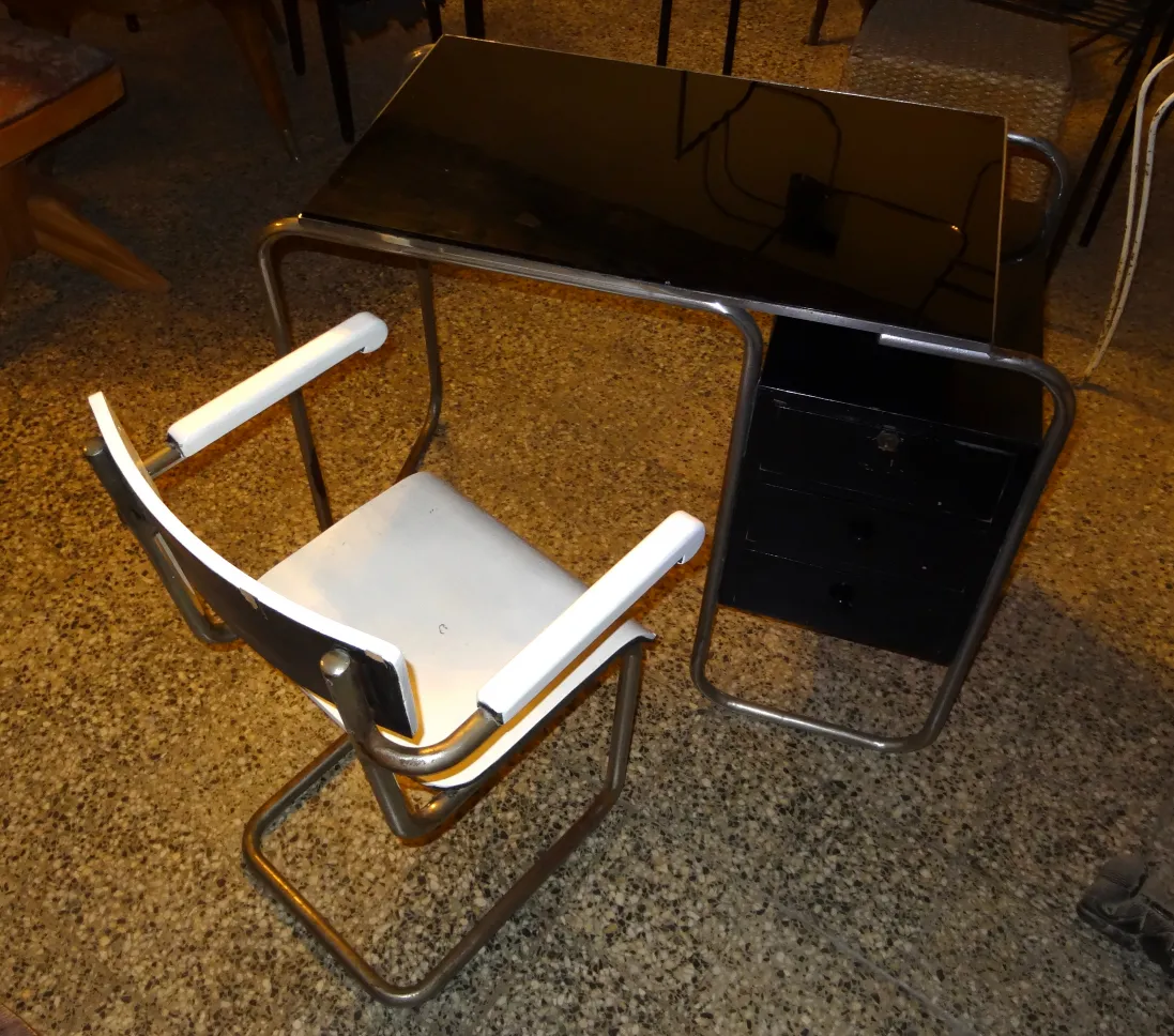 bureau ancien de marcel breuer avec chaises blanches