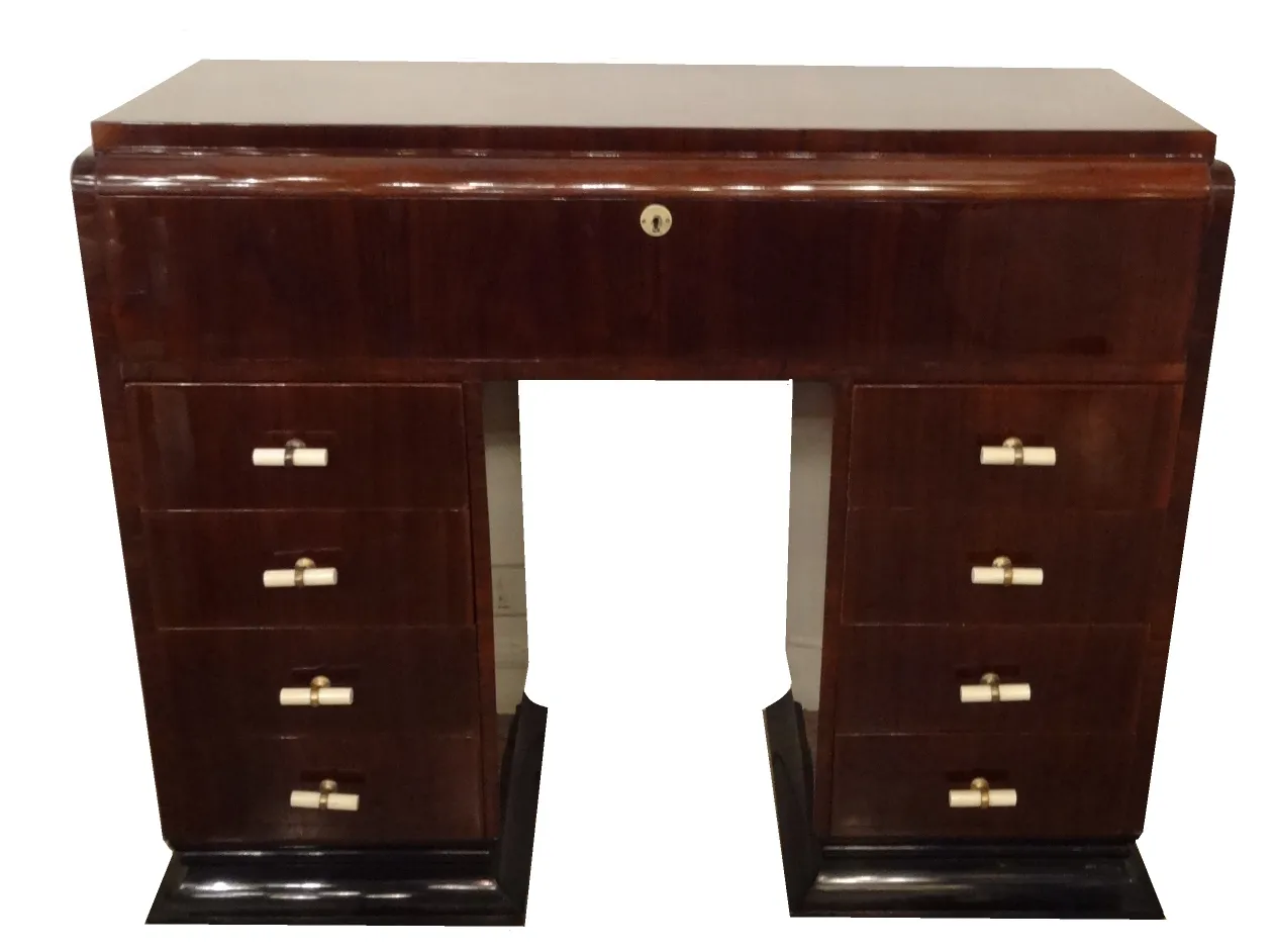 Dresuar ancien avec plusieurs tiroirs et design classique