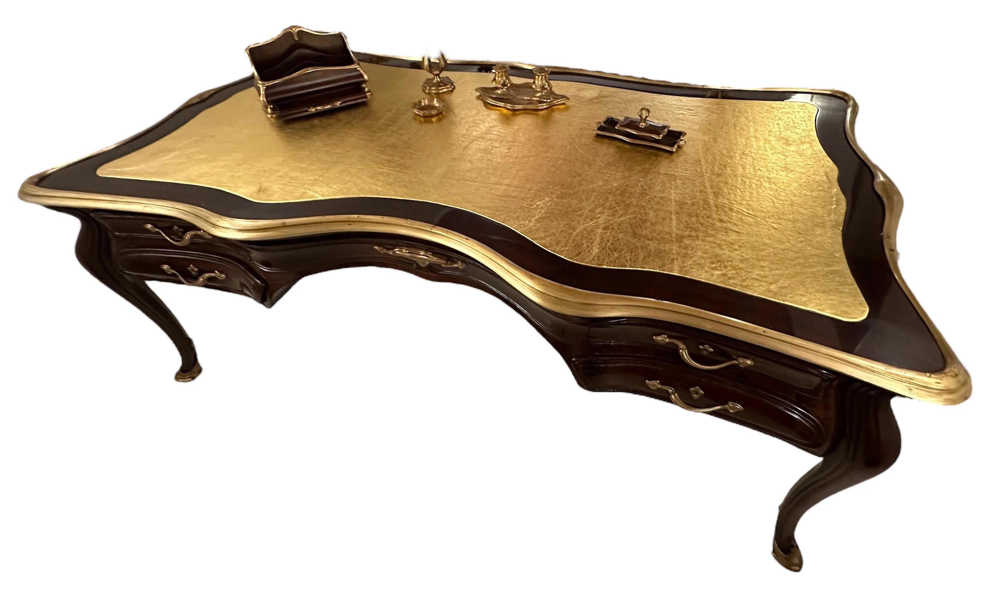 scrivania antica con superficie dorata e dettagli eleganti