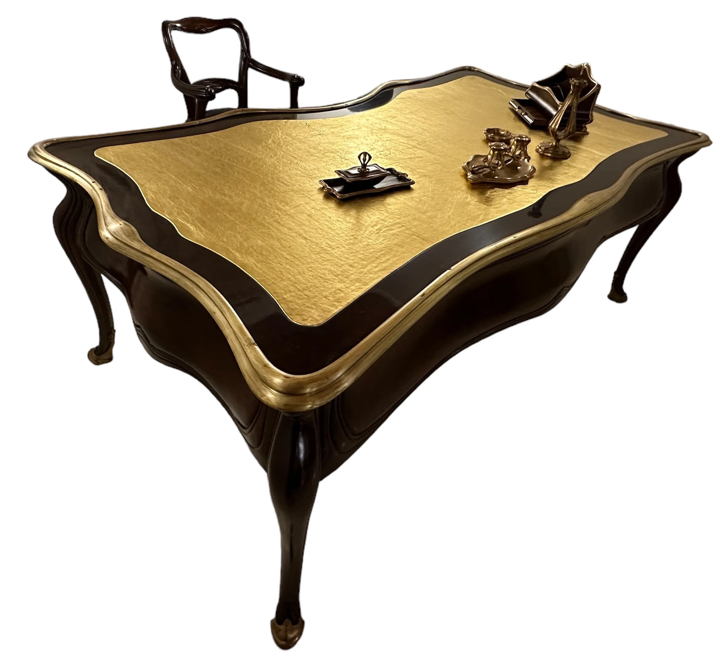 bureau ancien avec surface dorée et décorations, style classique