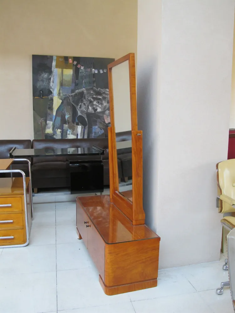 Specchio verticale antico con supporto in un contesto moderno.