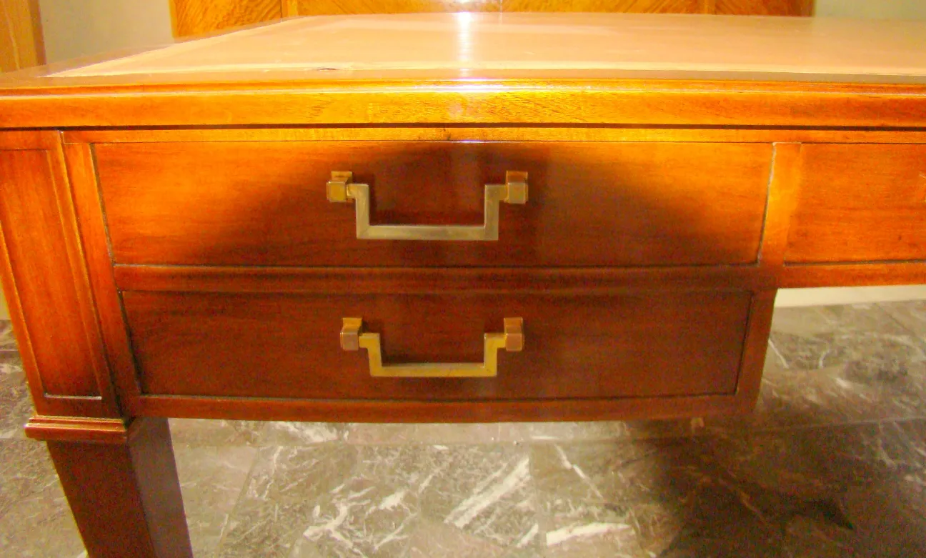 antiker Schreibtisch mit eleganten Griffen, klassisches Design