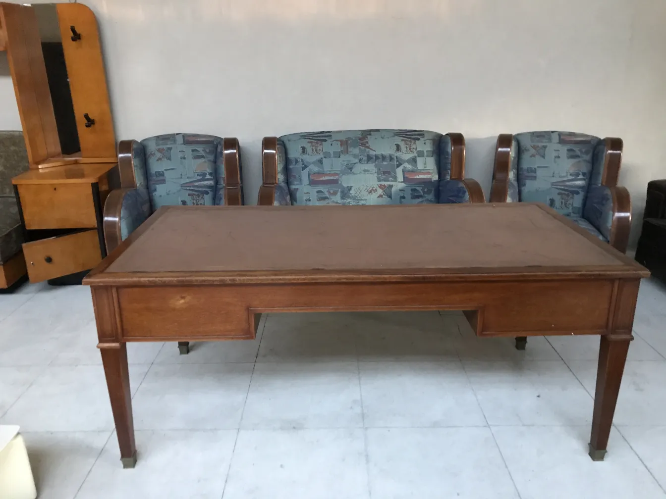 bureau ancien avec un design élégant dans un cadre simple