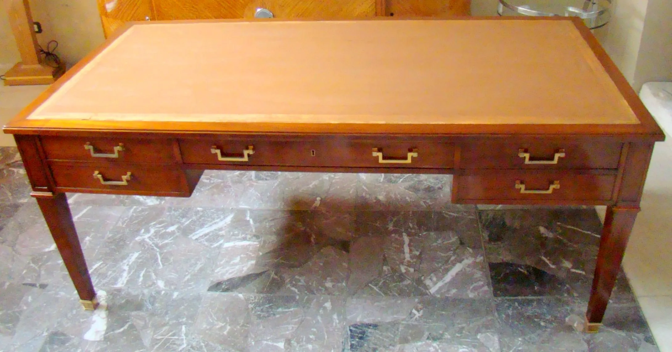 antik schreibtisch mit elegantem design und dekorativen schubladen