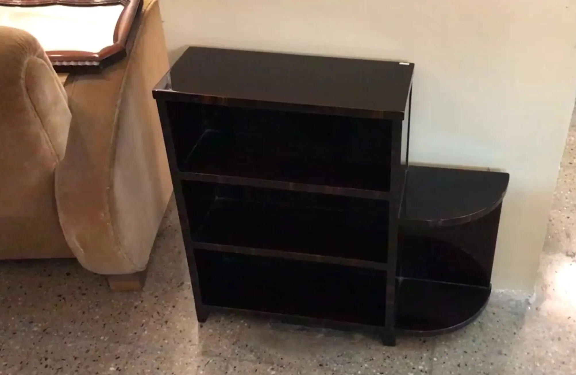 Duas mesinhas antigas decorativas com acabamento brilhante ao lado de um sofá