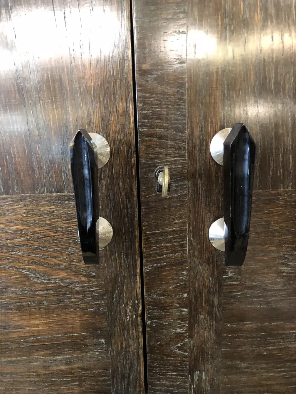 古いカクテルキャビネット、ダークハンドルと精巧な装飾。