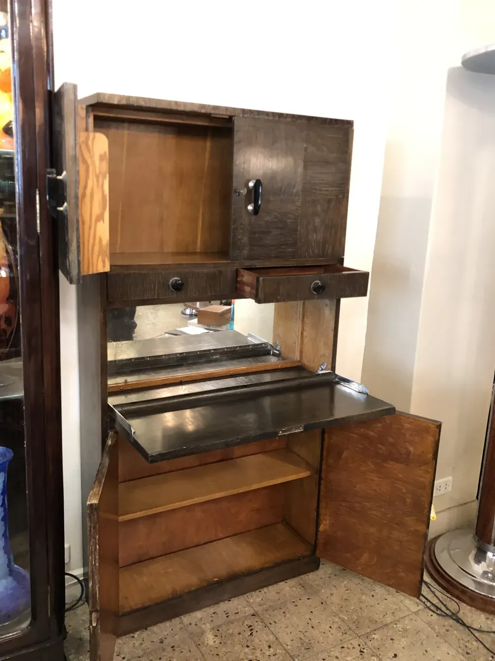 Meuble à cocktail ancien avec miroir, espace de rangement intérieur.