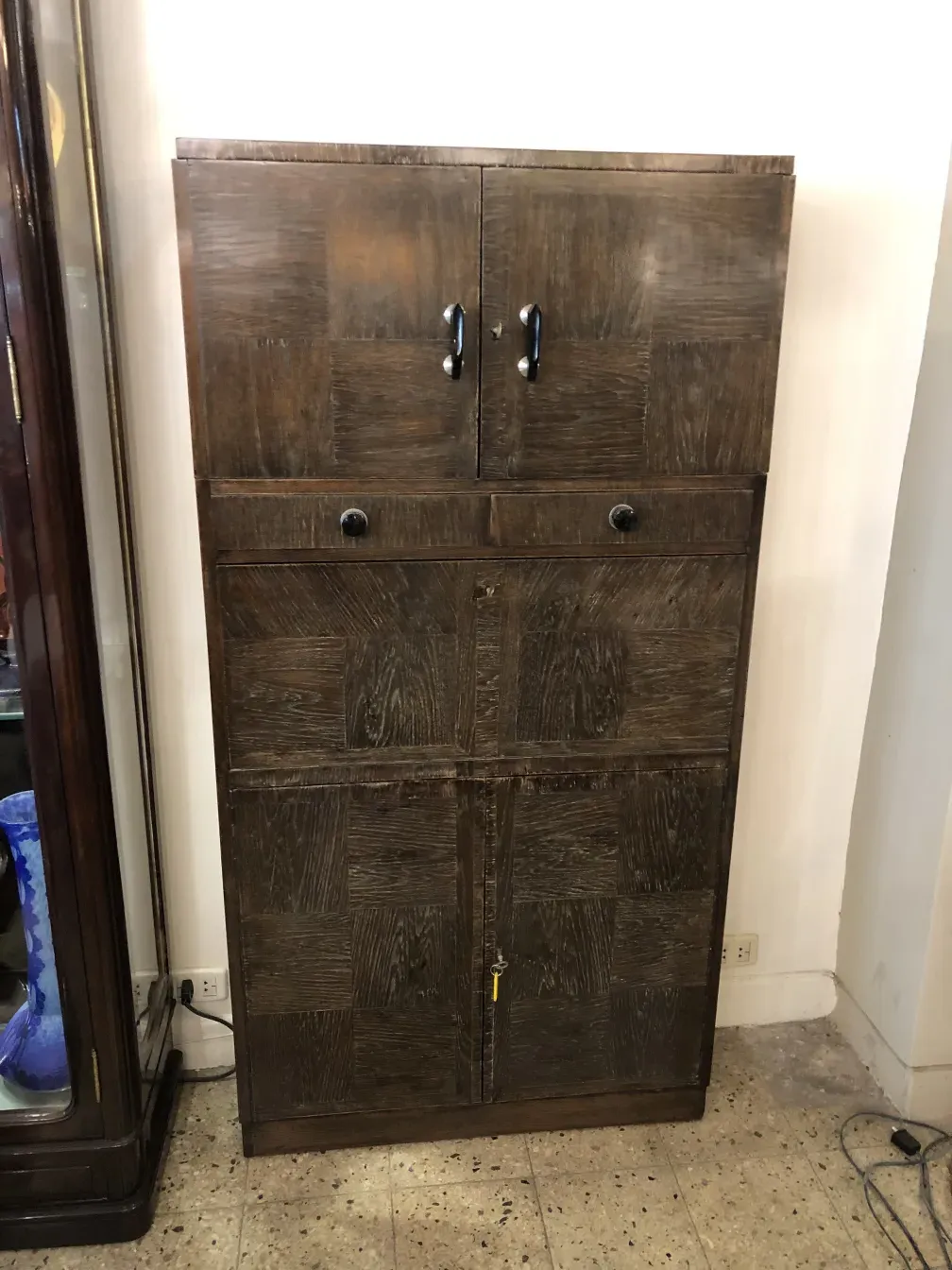 Mueble bar antiguo de madera con diseño clásico, ideal para almacenar botellas