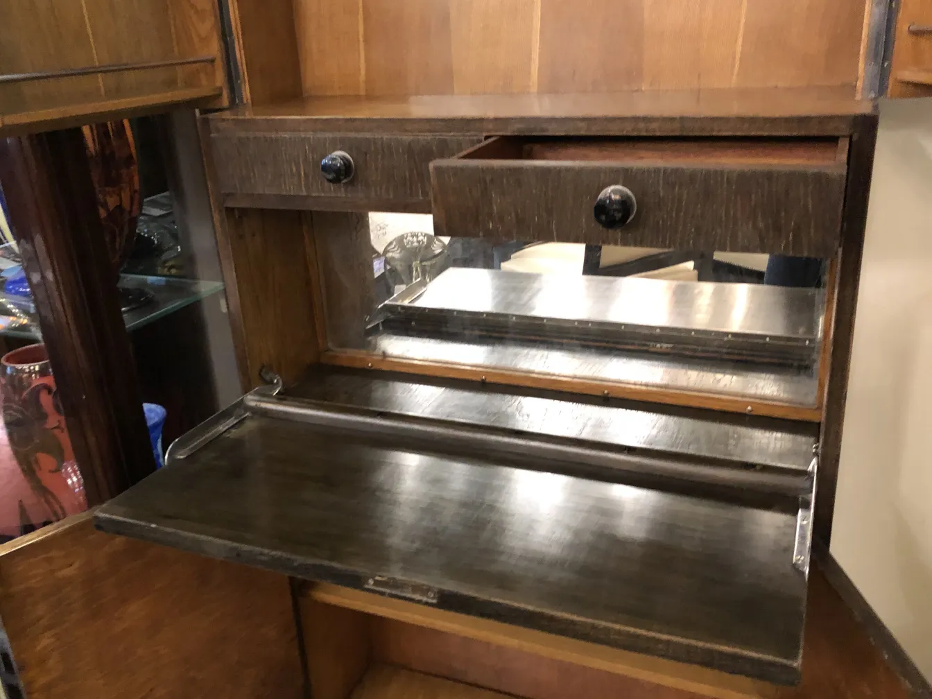 Meuble à cocktail ancien en bois avec miroir et espace pour bouteilles