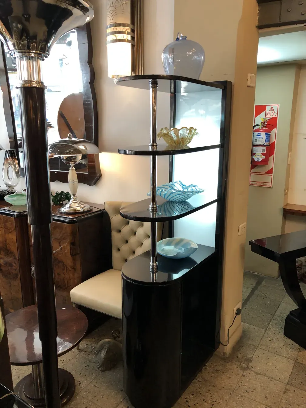 Antiker Cocktailschrank mit Regalen und dekorativen Details.