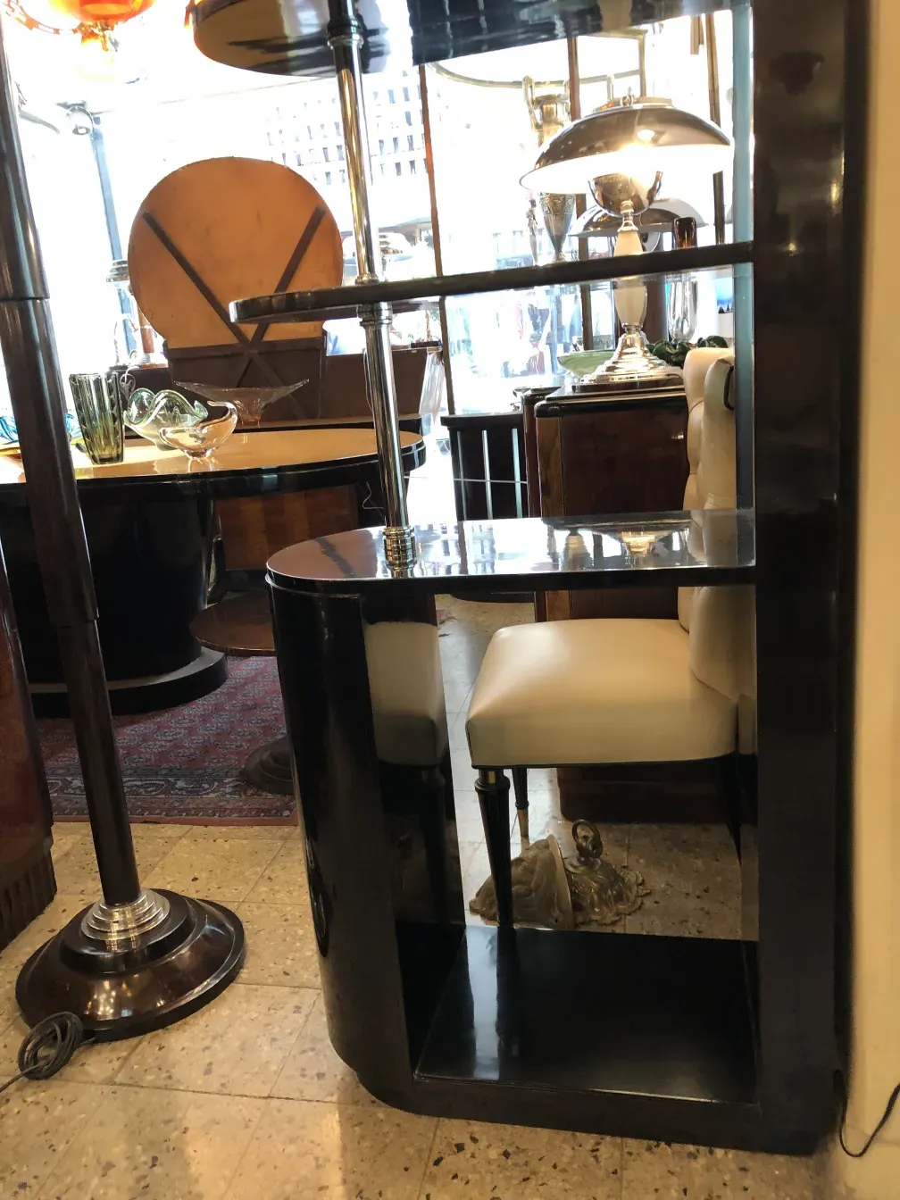 Móvel de bar antigo com design elegante e prateleiras amplas.